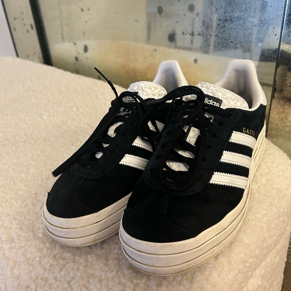 Adidas gazelle women’s US Size 7